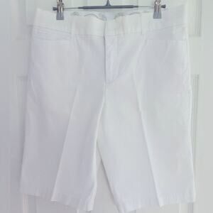 Bermuda shorts white wide elastic waist with hook and zip and pockets size 10
C